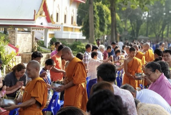 ทำบุญตักบาตรเทโวโรหณะ