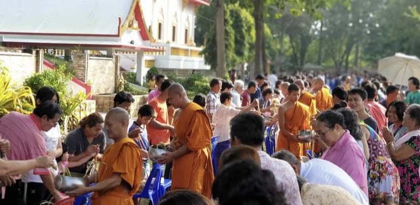 ทำบุญตักบาตรเทโวโรหณะ