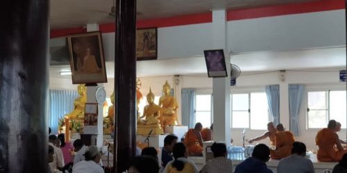 บรรยากาศชาวขณะนั่งรอพระสงฆ์ฉันภัตตาหารเช้า