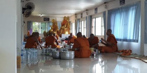 พระสงฆ์ฉันภัตตาหารเช้า