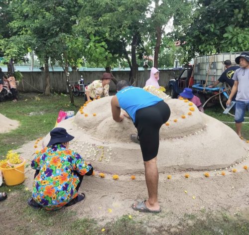 ชาวบ้านร่วมกันช่วยก่อพระเจดีย์ทราย
