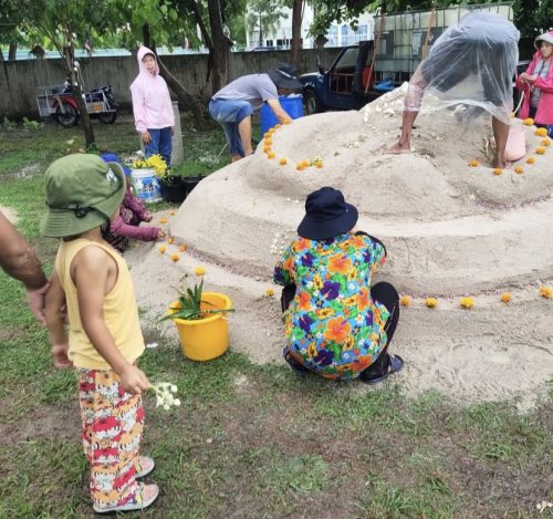 ชาวบ้านร่วมกันนำดอกไม้มาตกแต่งให้สวยงาม